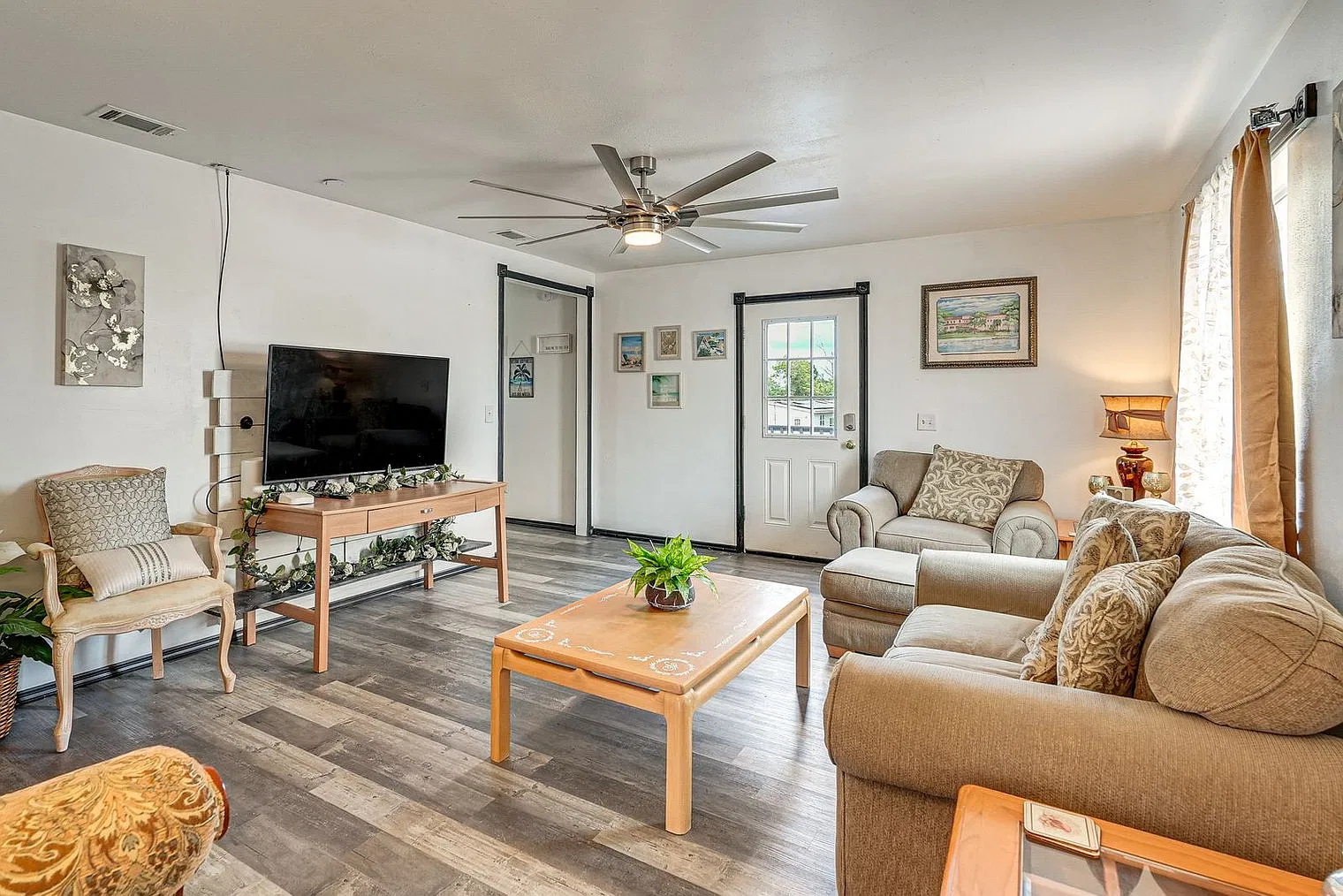 2 bed, 1.0 bath, 893 sqft, $2,096 — Photo 1