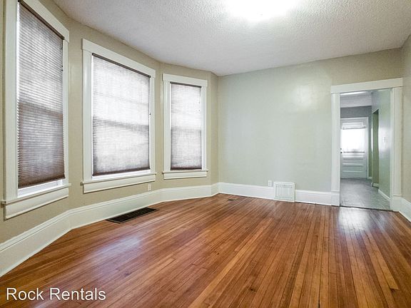 3rd image of 724 E Avenue A