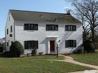 2 Kingsbury Rd, Garden City, NY 11530