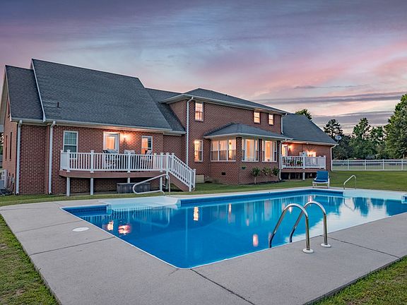 4th image of 201 Meadow Cir