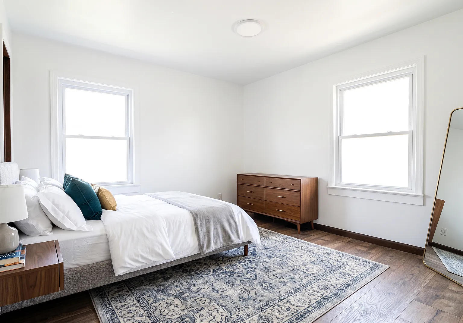 Welcome home to this spacious 3-bedroom, 2-bath home in Lorain, featuring fresh updates and plent... — Photo 4