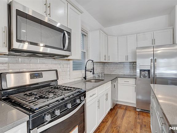 4th image of 142 Steuben St
