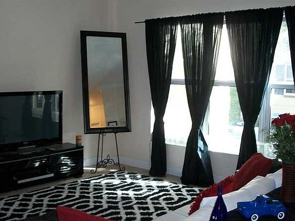 5th image of 2617 NE 14th Ave APT 104