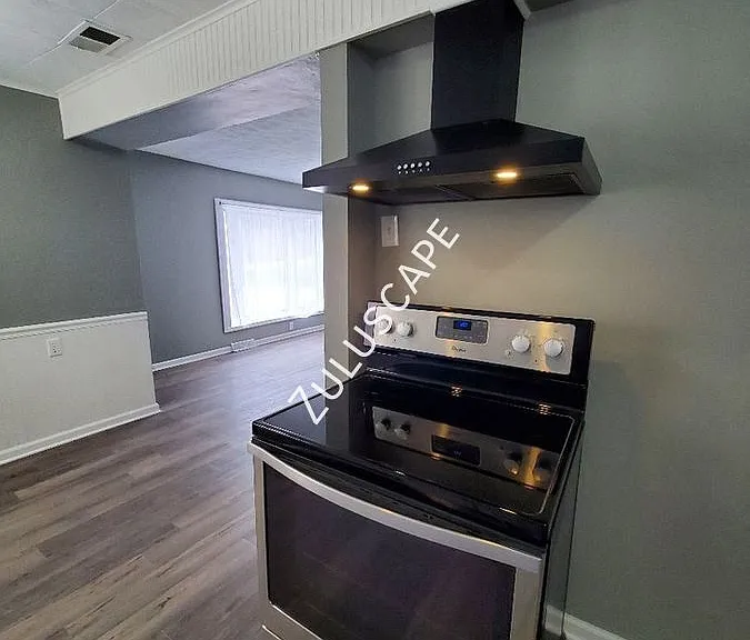 1215 E 38th St — Photo 3