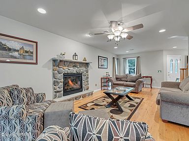 271 Manchester Dr, Bushkill, PA 18324 | Zillow