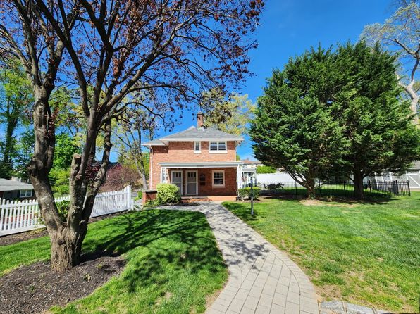 16 Grove St, Glen Head, NY 11545