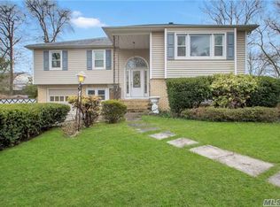 101 Hiawatha Dr, Brightwaters, NY 11718