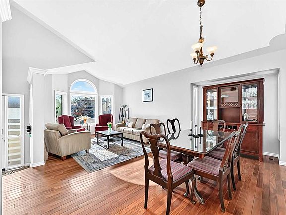 5th image of 315 N Wood Valley Bay SW