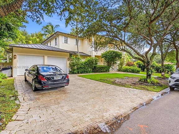 5th image of 6011 SW 82nd St