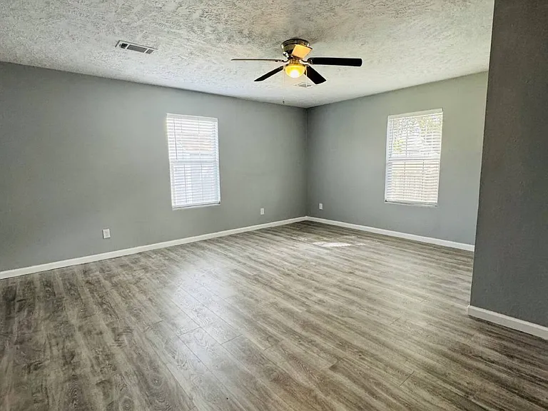 1 W Lutcher Ave #A — Photo 7