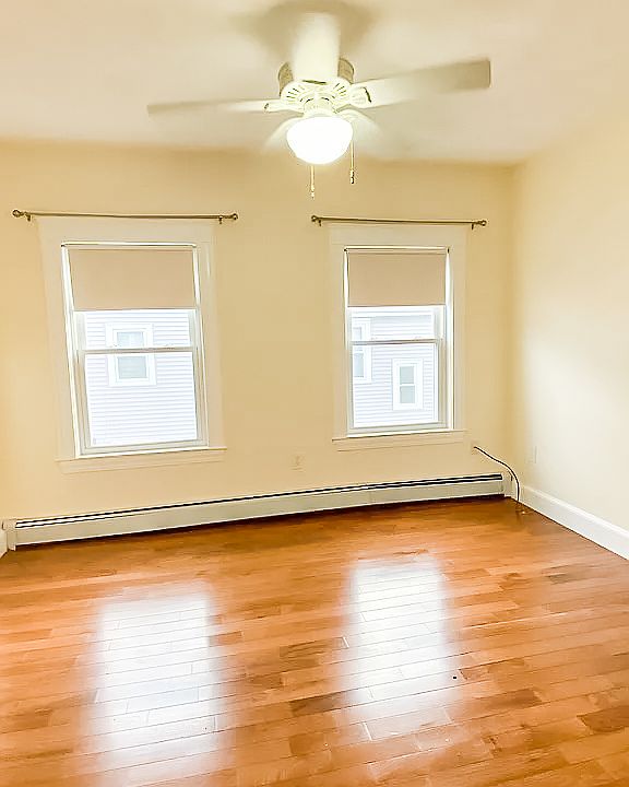 Middle bedroom