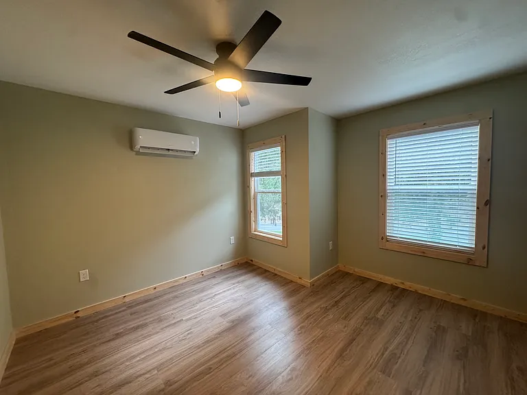 380 Everett St — Photo 4