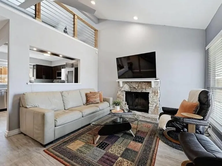 1700 Timberwood Dr — Photo 4