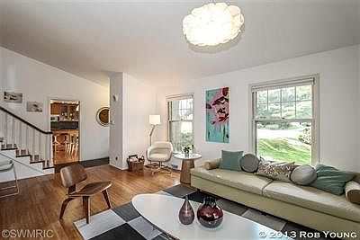 3rd image of 2548 Woodsboro Ct NE