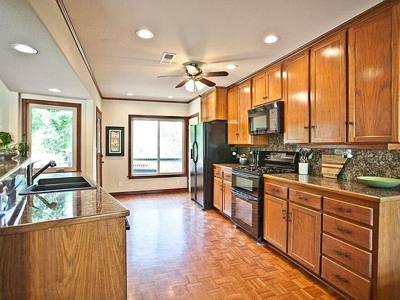 4th image of 1000 E Missouri Way