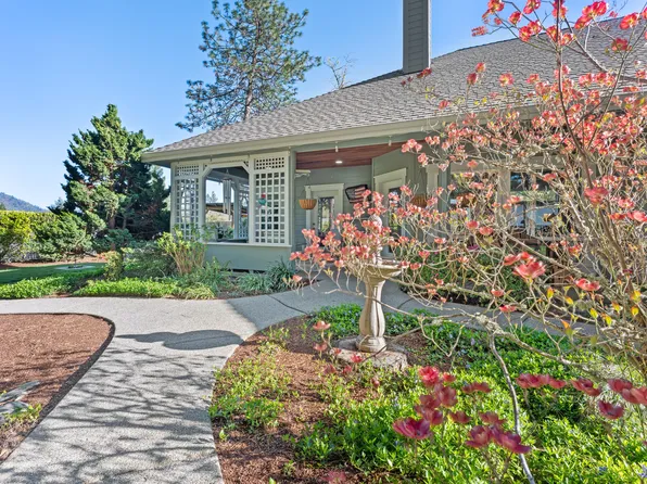 1106 NW Morgan Ln, Grants Pass, OR 97526