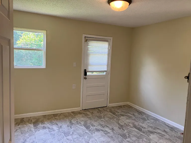 703 E Washington Ave — Photo 6
