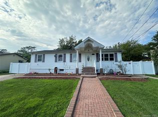 11 Taft St, Brentwood, NY 11717