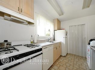 26 Main Pkwy, Plainview, NY 11803