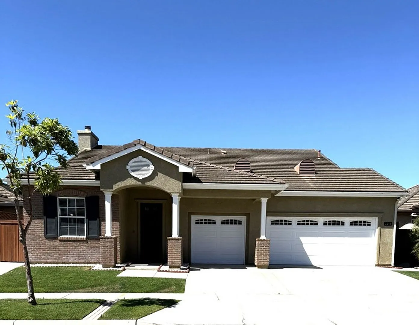 Gorgeous turn key 3 bedroom house — Photo 1