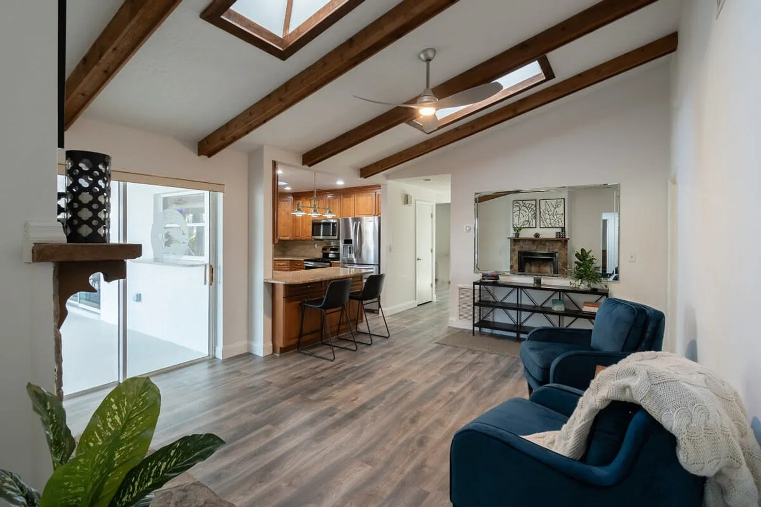 4 bed, 3.0 bath, $10,209 — Photo 2