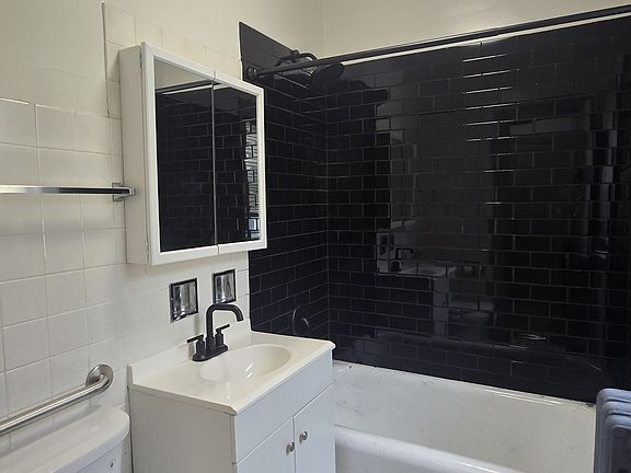 4th image of 838 N Massasoit Ave APT 3B
