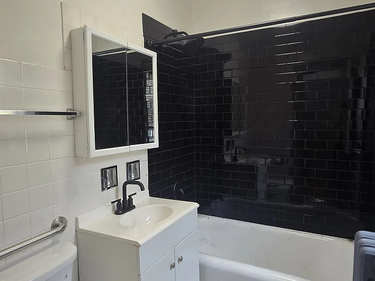 838 N Massasoit Ave #3B — Photo 4