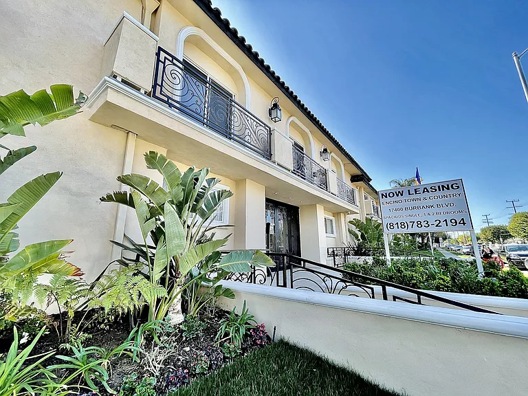 Encino Town & Country — Photo 9