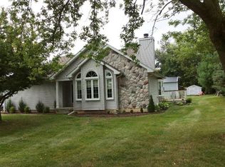 11587 Delmar Dr, Fenton, MI 48430