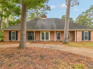 6 Whittier Dr, Friendswood, TX 77546