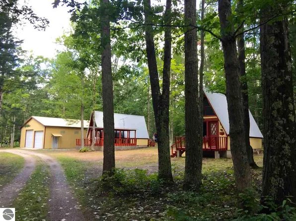 6377 Betsie River Rd, Interlochen, MI 49643