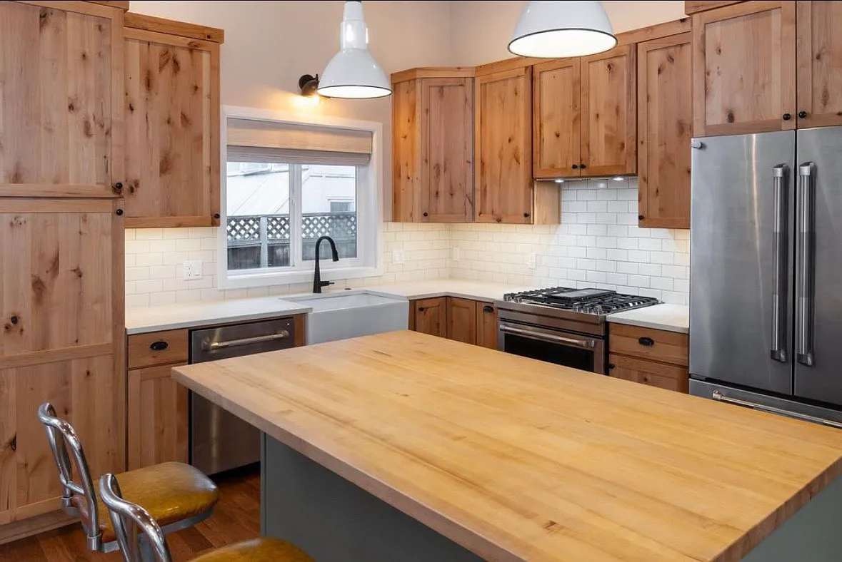 2 bed, 800 sqft, $2,100 — Photo 3