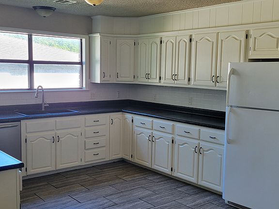 3rd image of 1408 W Eddy St