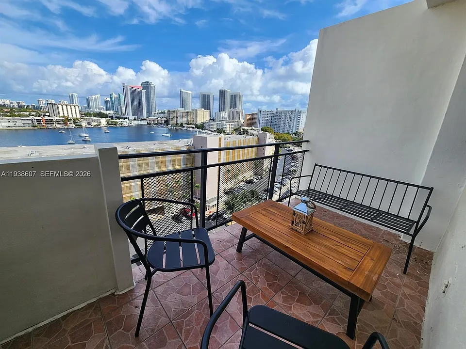 401 Golden Isles Dr #1114