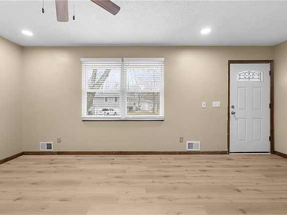 3rd image of 406 SE 21st St