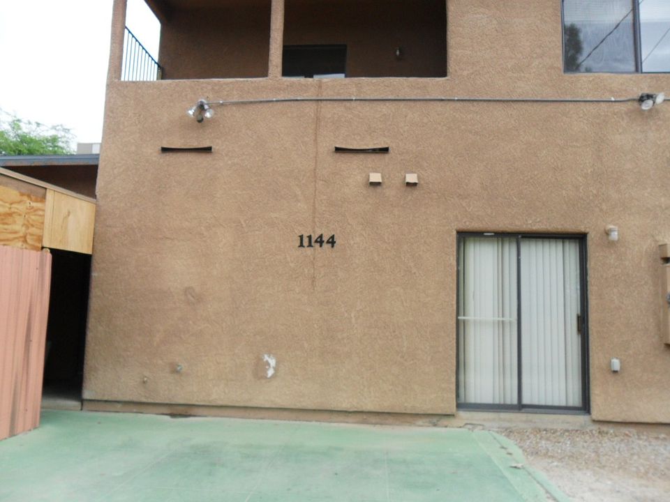 Front of house with enclosed entertaining area