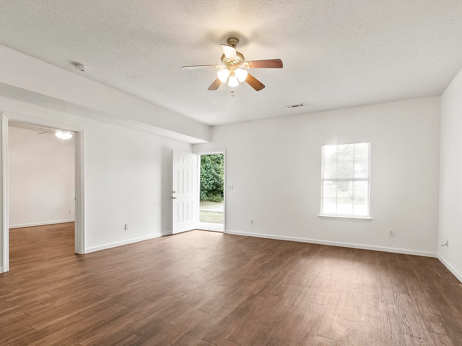4 bed, 3.5 bath, 2046 sqft, $1,895 — Photo 2