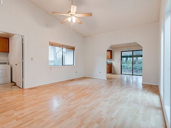 3rd image of 505 NE 139th Ave