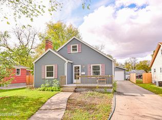 716 S 9th St, Grand Forks, ND 58201