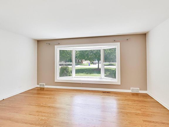 3rd image of 1010 Lyford Ln