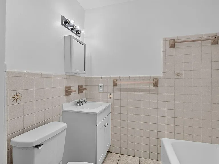 2391 NE 11th Ct — Photo 8