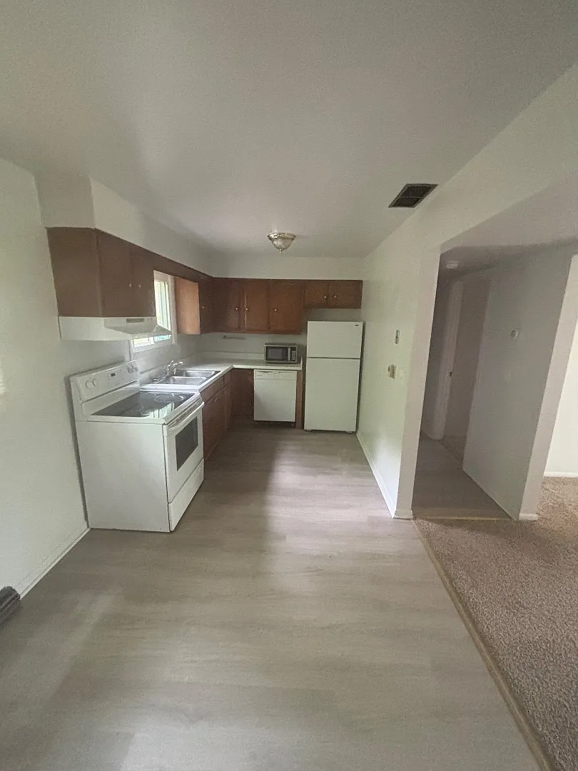Unit Photo - 14001 Bedford Rd NE #4R