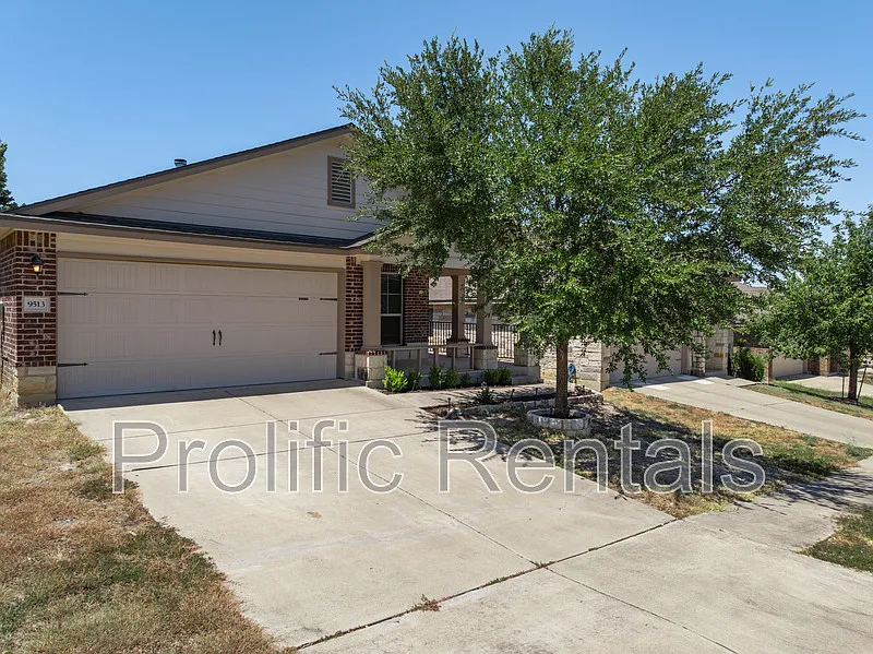 3 bed, 2.0 bath, 1415 sqft, $1,550 — Photo 2