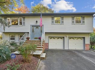 29 Dixon St, Ramsey, NJ 07446