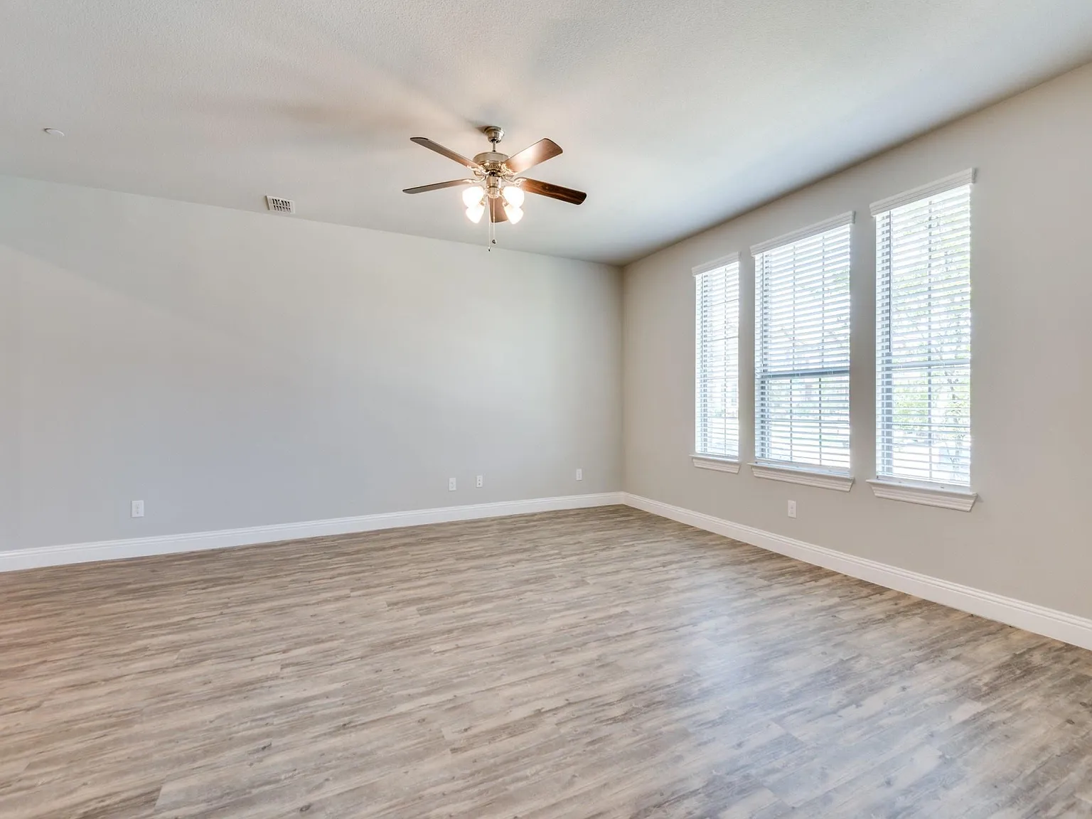 1036 Foxglove Dr — Photo 4