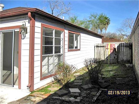 Side view of home showing the large side yard.