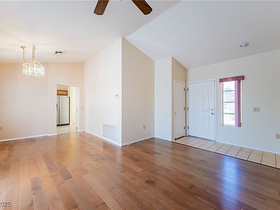 4th image of 2456 Desert Sands Dr