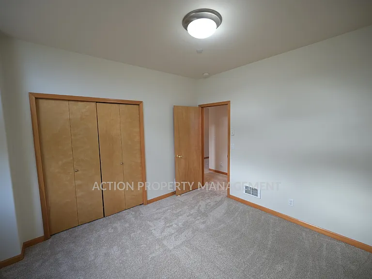 812 E Washington Pl — Photo 5