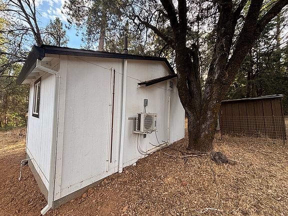 3rd image of 4084 Greenwood Rd #B