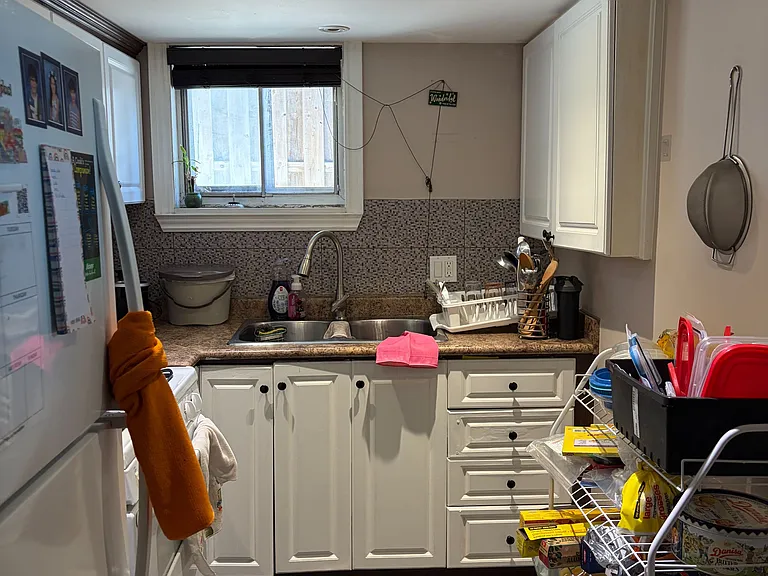 247 Lansdowne Ave #BASEMENT — Photo 15
